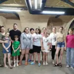 Діти з Херсонщини ліплять глиняні фігурки для батьків в Одесі
