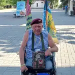 Херсонський волонтер Григорій Янченко на інвалідному візку біля входу в KFC у Хмельницькому після інциденту з охоронцем