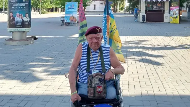 Херсонський волонтер Григорій Янченко на інвалідному візку біля входу в KFC у Хмельницькому після інциденту з охоронцем