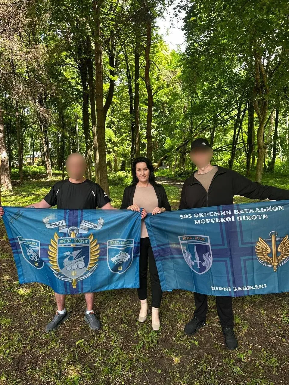 Оксана Москаленко з Херсонської ОДА спілкується зі звільненими з полону українськими морпіхами. 1