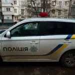 Поліцейський автомобіль, пошкоджений FPV-дроном окупантів на Херсонщині, з видимими слідами вибуху