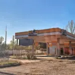 Російський військовий блокпост на Херсонщині, за ним черга автомобілів на заправку