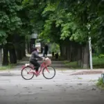 Пошкоджені будинки та інфраструктура в Херсоні після російських обстрілів, з пораненими