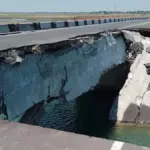 Перекритий міст на Арабатську стрілку, що з'єднує Генічеськ з косою, на тлі пошкоджень