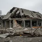Пошкоджений фасад будівлі магазину в Херсоні після обстрілу
