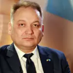 Черги на АЗС або порожні полиці магазинів в Криму чи на Херсонщині, які ілюструють дефіцит товарів