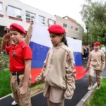 Російські «радники з виховання» працюють у школах на тимчасово окупованій Херсонщині, впроваджуючи пропаганду.