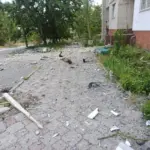 Фото вулиці Перекопської в Херсоні після двох років обстрілів, де видно випалені будинки та уламки.