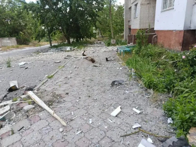 Фото вулиці Перекопської в Херсоні після двох років обстрілів, де видно випалені будинки та уламки.