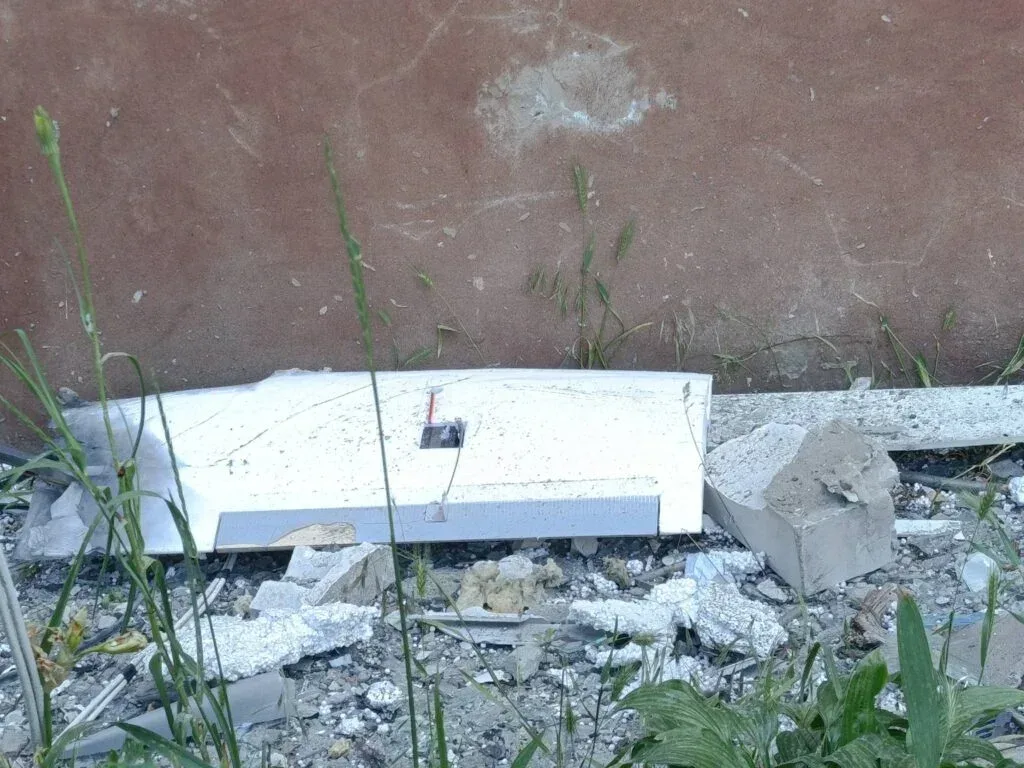 Фото вулиці Перекопської в Херсоні після двох років обстрілів, де видно випалені будинки та уламки. 1