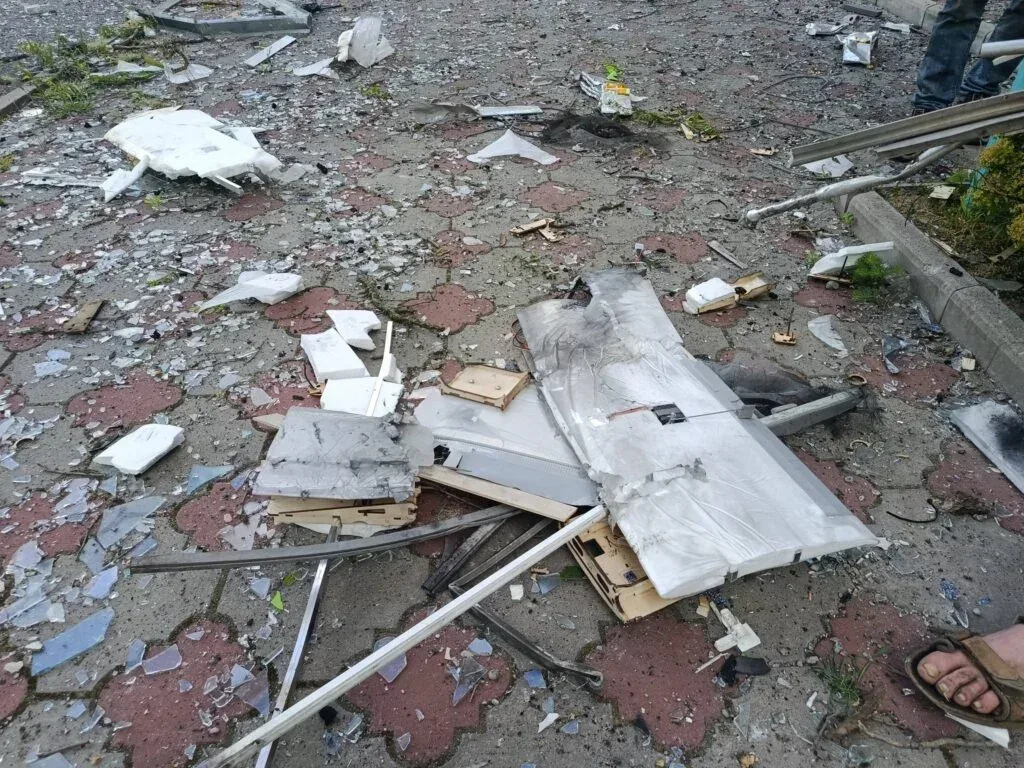 Фото вулиці Перекопської в Херсоні після двох років обстрілів, де видно випалені будинки та уламки. 2