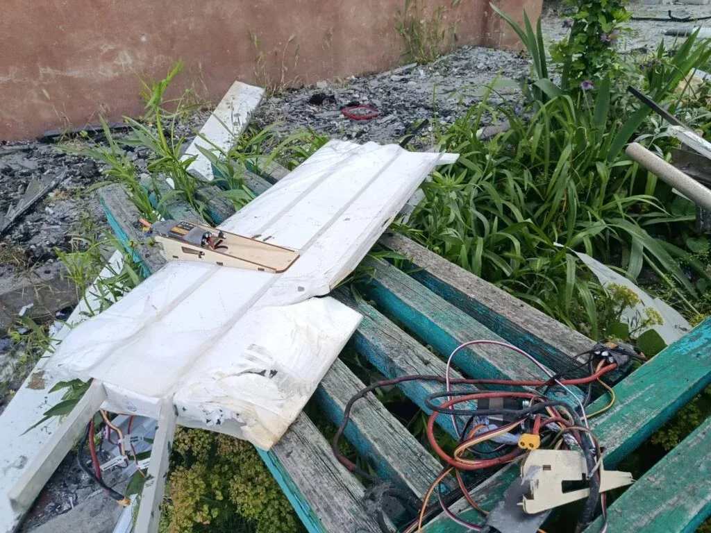 Фото вулиці Перекопської в Херсоні після двох років обстрілів, де видно випалені будинки та уламки. 3
