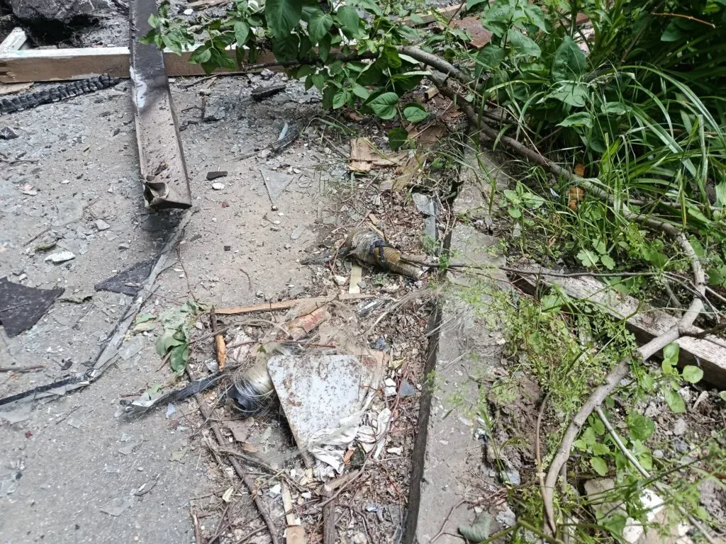 Фото вулиці Перекопської в Херсоні після двох років обстрілів, де видно випалені будинки та уламки. 4