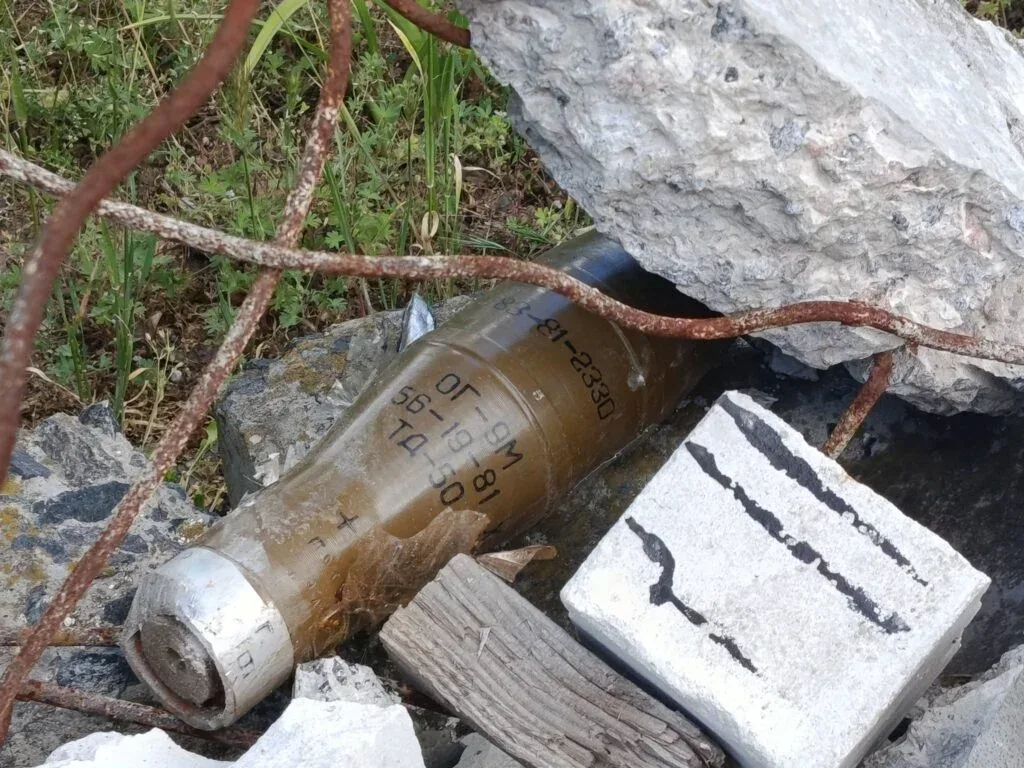 Фото вулиці Перекопської в Херсоні після двох років обстрілів, де видно випалені будинки та уламки. 5