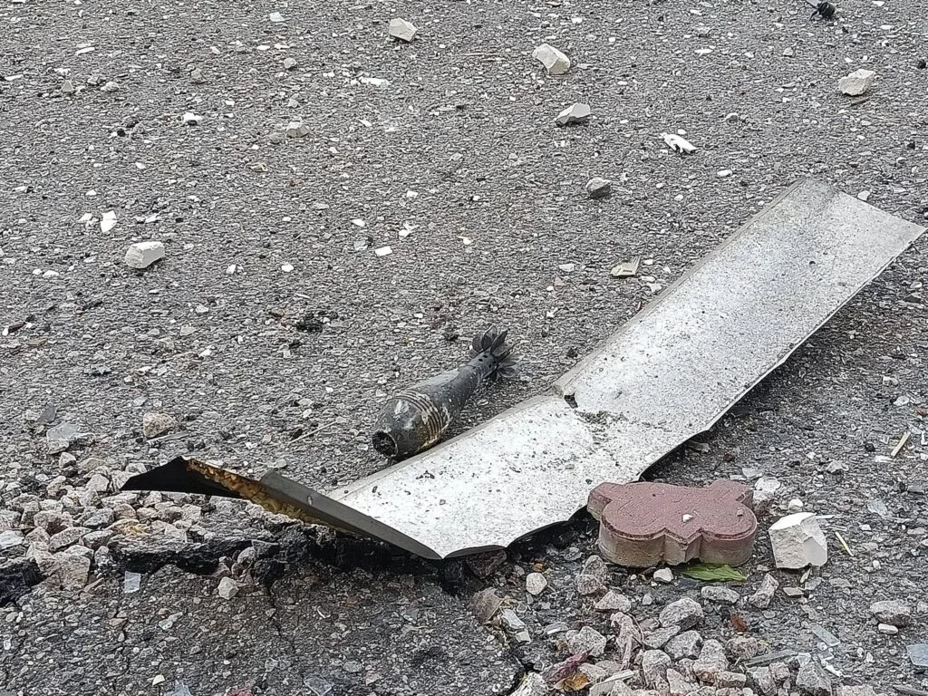 Фото вулиці Перекопської в Херсоні після двох років обстрілів, де видно випалені будинки та уламки. 7