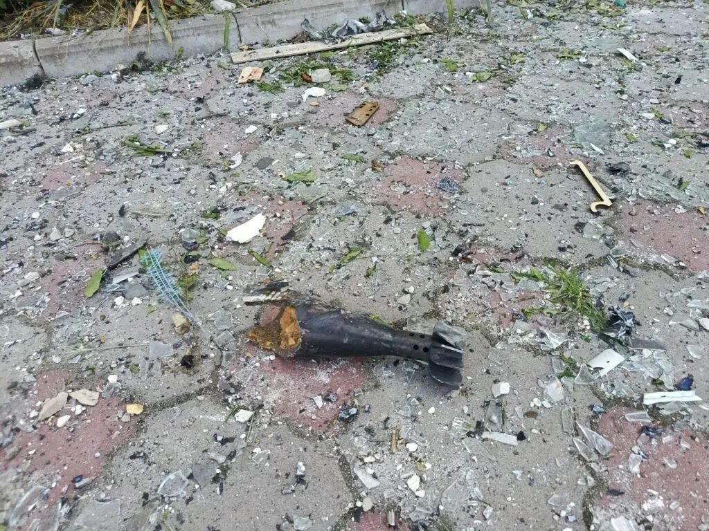 Фото вулиці Перекопської в Херсоні після двох років обстрілів, де видно випалені будинки та уламки. 8