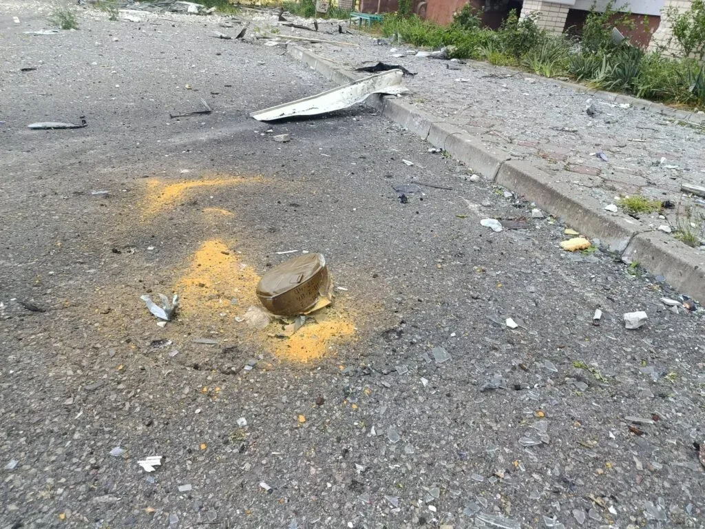 Фото вулиці Перекопської в Херсоні після двох років обстрілів, де видно випалені будинки та уламки. 9