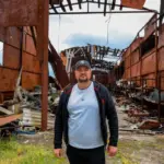 Фермер Петро Безверхній біля пошкодженого ангару господарства «Ольвія» на Херсонщині