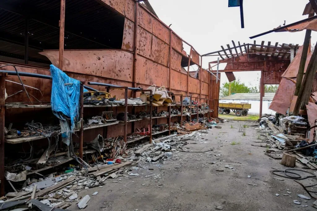 Фермер Петро Безверхній біля пошкодженого ангару господарства «Ольвія» на Херсонщині 1