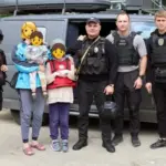 Поліцейські та волонтери евакуюють родину з дітьми з небезпечної зони Білозерки на Херсонщині