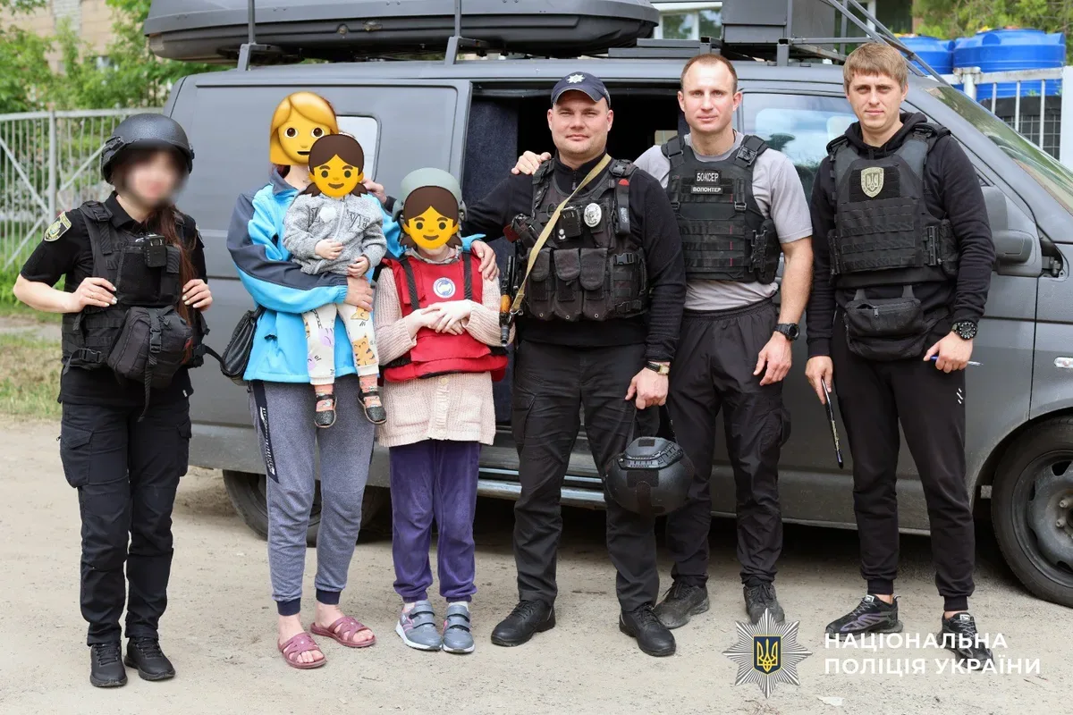 Поліцейські та волонтери евакуюють родину з дітьми з небезпечної зони Білозерки на Херсонщині 1