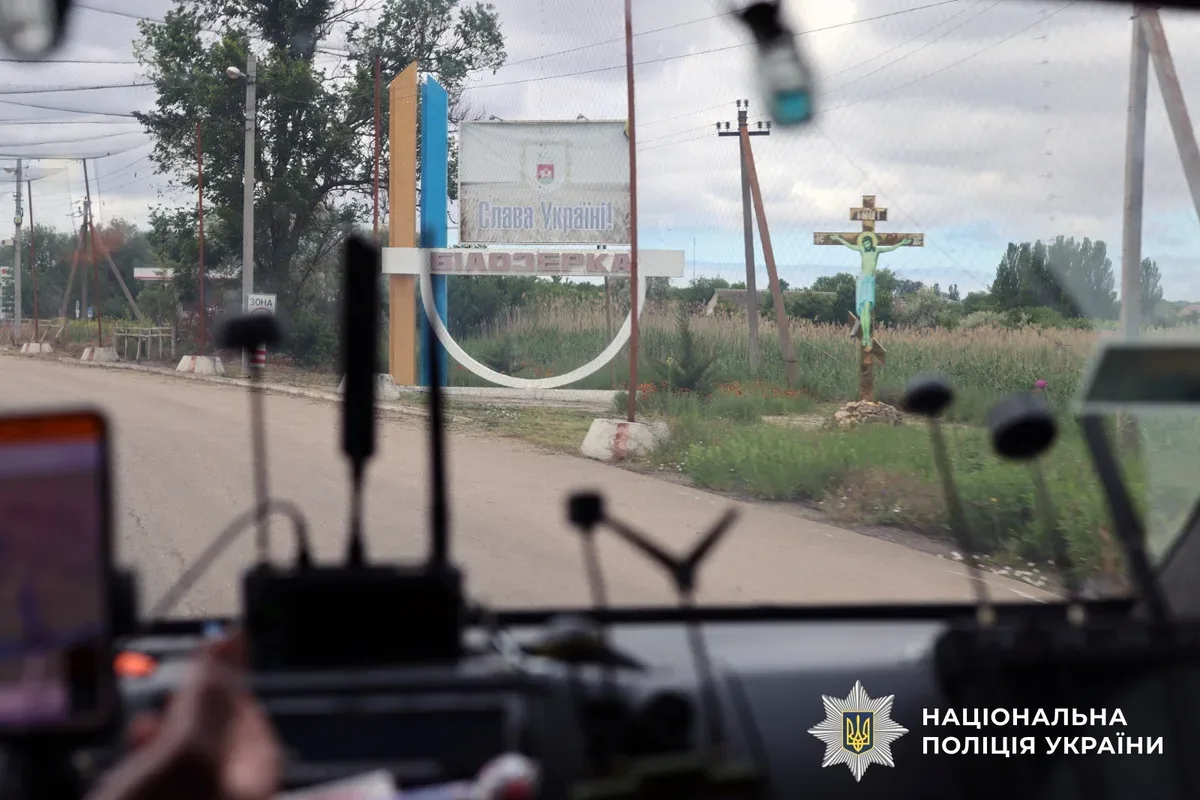 Поліцейські та волонтери евакуюють родину з дітьми з небезпечної зони Білозерки на Херсонщині 2