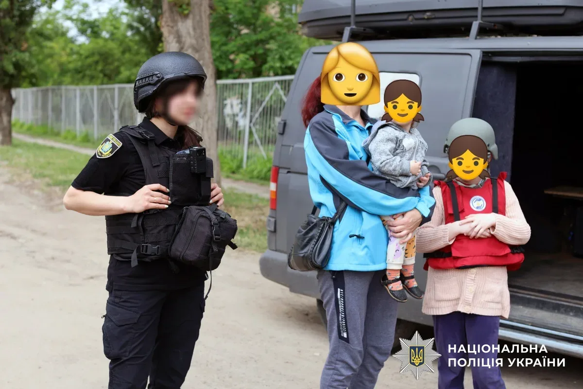 Поліцейські та волонтери евакуюють родину з дітьми з небезпечної зони Білозерки на Херсонщині 4