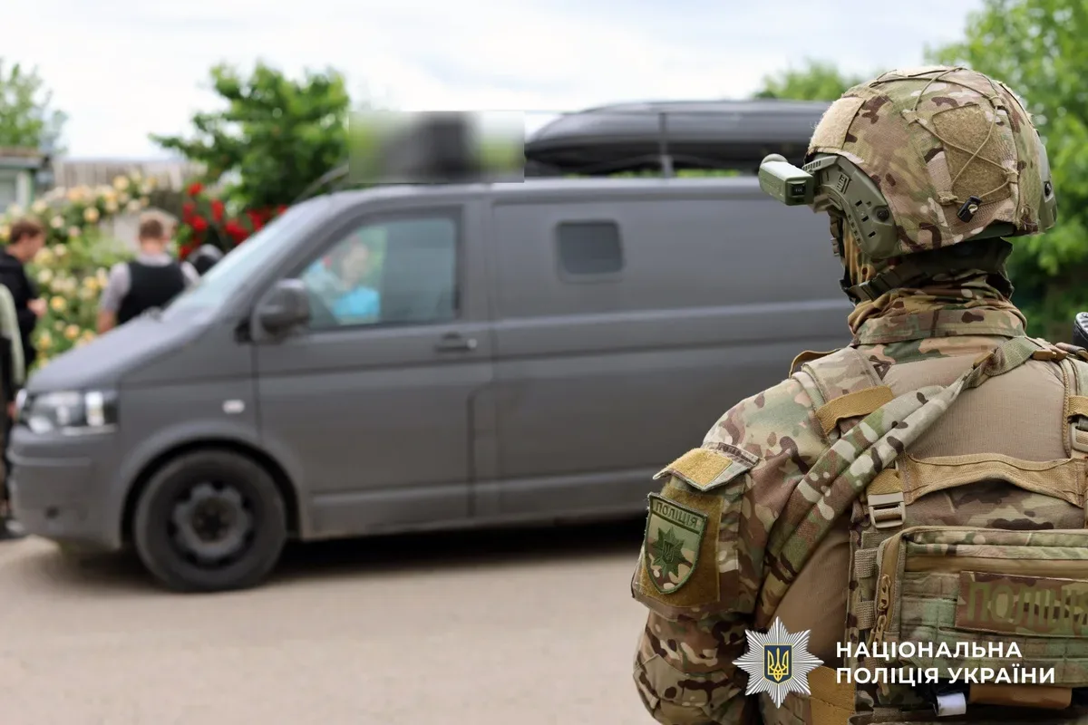 Поліцейські та волонтери евакуюють родину з дітьми з небезпечної зони Білозерки на Херсонщині 5