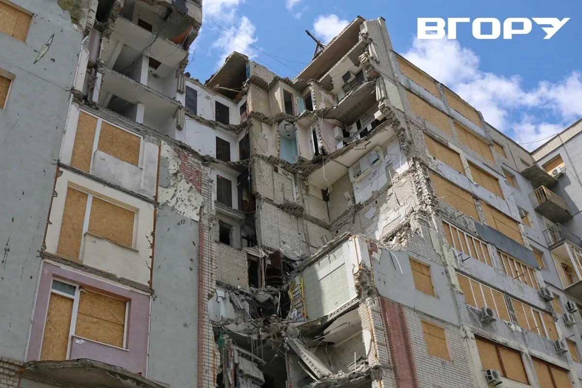 Пошкоджений обстрілами багатоповерховий будинок у Херсоні 1