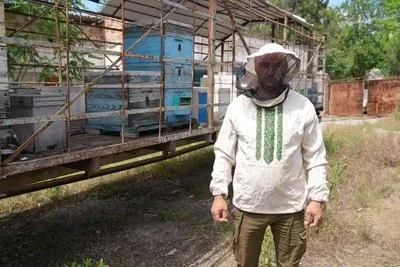 Херсонський пасічник Артем Заліцаєв біля своїх вуликів 2