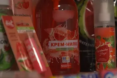 Оксана Сагайдак демонструє предмети своєї кавунової колекції 5