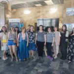 Переселенки з Херсонщини в Миколаєві беруть участь у лекції про подолання стресу та занятті зі створення алмазної мозаїки.