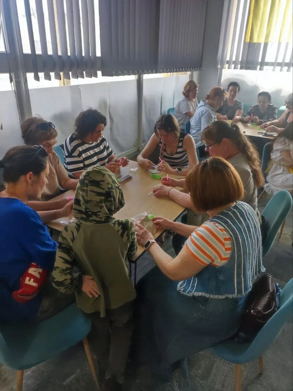 Переселенки з Херсонщини в Миколаєві беруть участь у лекції про подолання стресу та занятті зі створення алмазної мозаїки. 1