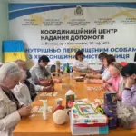 Переселенки з Херсонщини у Вінниці грають в лото та співають українські пісні.