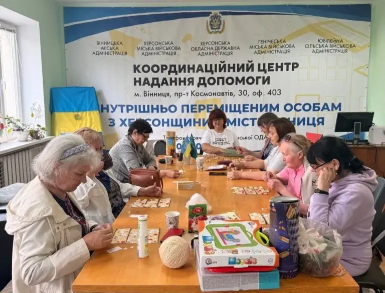 Переселенки з Херсонщини у Вінниці грають в лото та співають українські пісні.