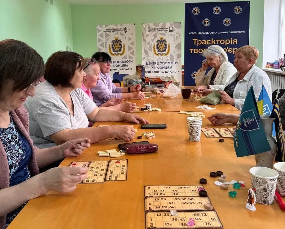 Переселенки з Херсонщини у Вінниці грають в лото та співають українські пісні. 1