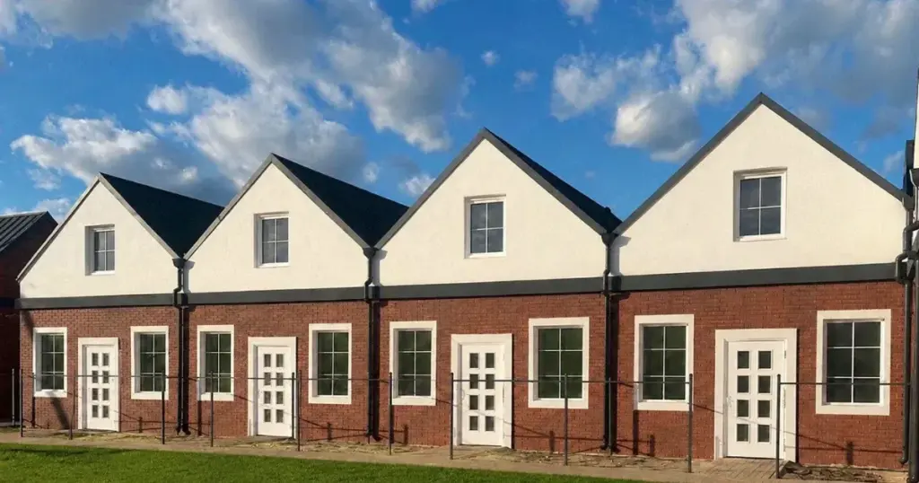 Переселенці з Херсонщини можуть отримати житло під Києвом: відкрили відбір на таунхауси