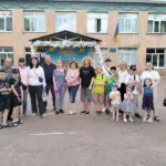 Діти з Херсонщини малюють на асфальті на фестивалі «ЛітоФест» у Великій Северинівці.