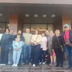 Переселенці з Херсонщини відвідують виставу «Наталка Полтавка» у Черкасах, актори театру на сцені