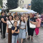 Діти-переселенці з Херсона радіють виграшу планшета на благодійній лотереї у Житомирі.