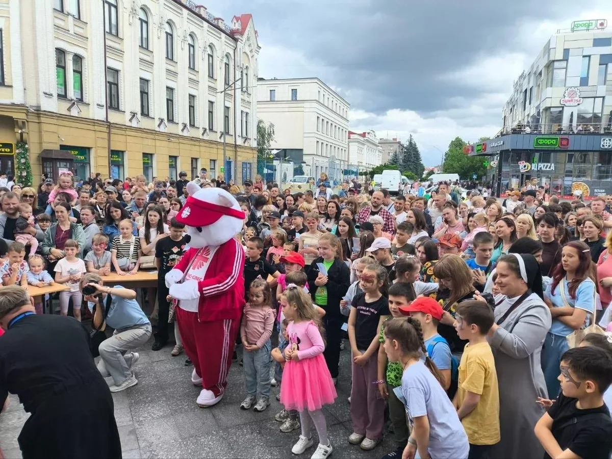 Діти-переселенці з Херсона радіють виграшу планшета на благодійній лотереї у Житомирі. 2