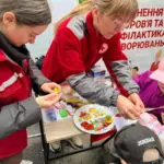 Переселенці з Херсонщини на соціально-медичному заході «Медичний пікнічок» у Хмельницькому.