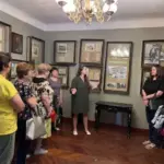 Переселенці з Херсонщини відвідали Меморіальний музей М. Л. Кропивницького у Кропивницькому, дізнаючись про український театр.