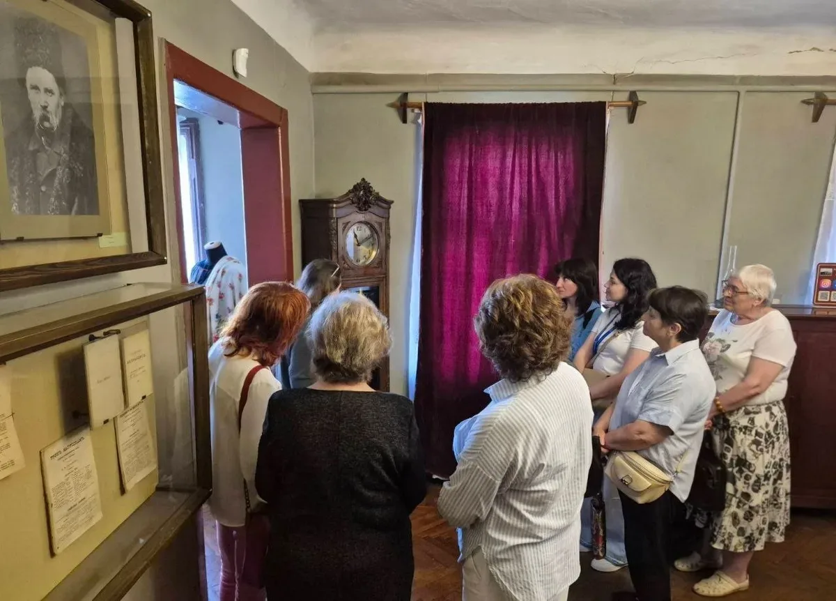 Переселенці з Херсонщини відвідали Меморіальний музей М. Л. Кропивницького у Кропивницькому, дізнаючись про український театр. 3