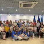 Переселенці з Херсонщини беруть участь в акції «Ключі пам’яті» у Житомирі, символізуючи надію на повернення додому.