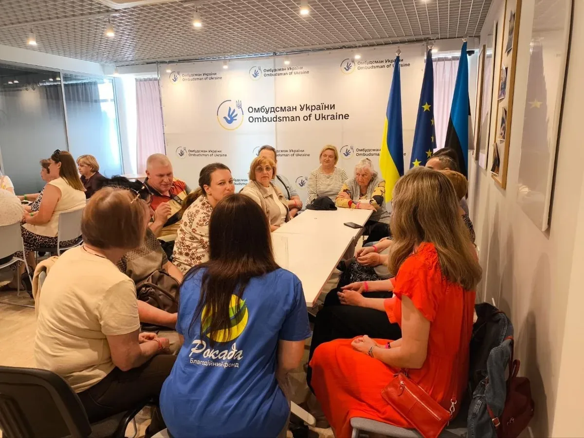 Переселенці з Херсонщини беруть участь в акції «Ключі пам’яті» у Житомирі, символізуючи надію на повернення додому. 1