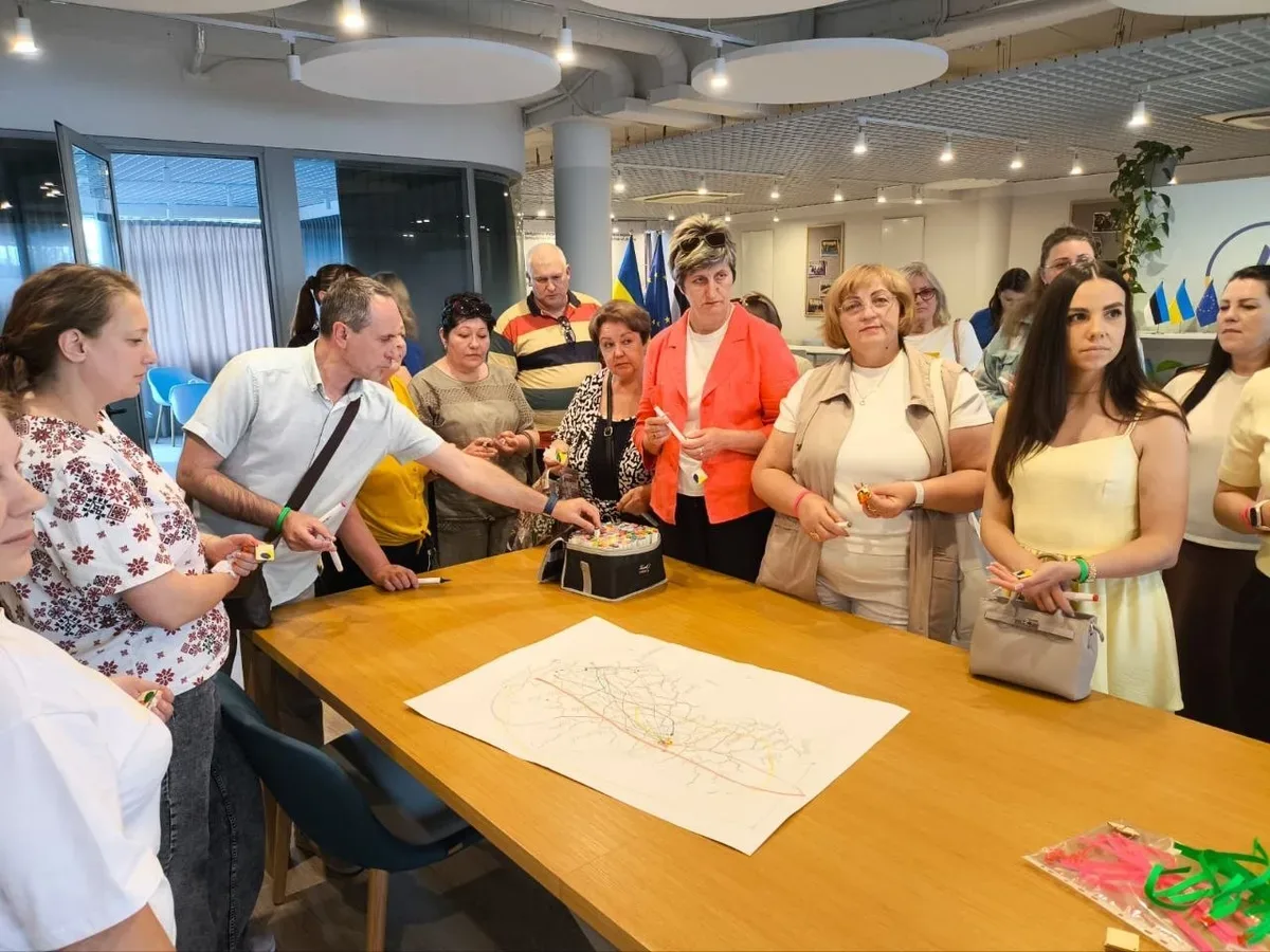 Переселенці з Херсонщини беруть участь в акції «Ключі пам’яті» у Житомирі, символізуючи надію на повернення додому. 2