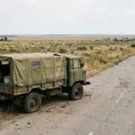 Покинута військова вантажівка на порожній дорозі - логістичний колапс окупантів на Півдні України