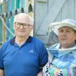 Подружжя-бджолярі Микола та Валентина Пічки, які евакуювалися з Херсонщини, біля свого фургона з бджолиними сім'ями.
