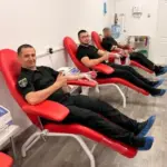 Поліцейські Херсона здають кров для поранених після російських обстрілів, виявляючи солідарність та підтримку громаді.